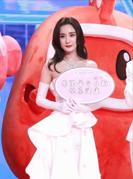 宋茜唐嫣张小斐王嘉尔黄轩黄晓明,颁奖典礼贾玲张小斐碰胳膊宋茜