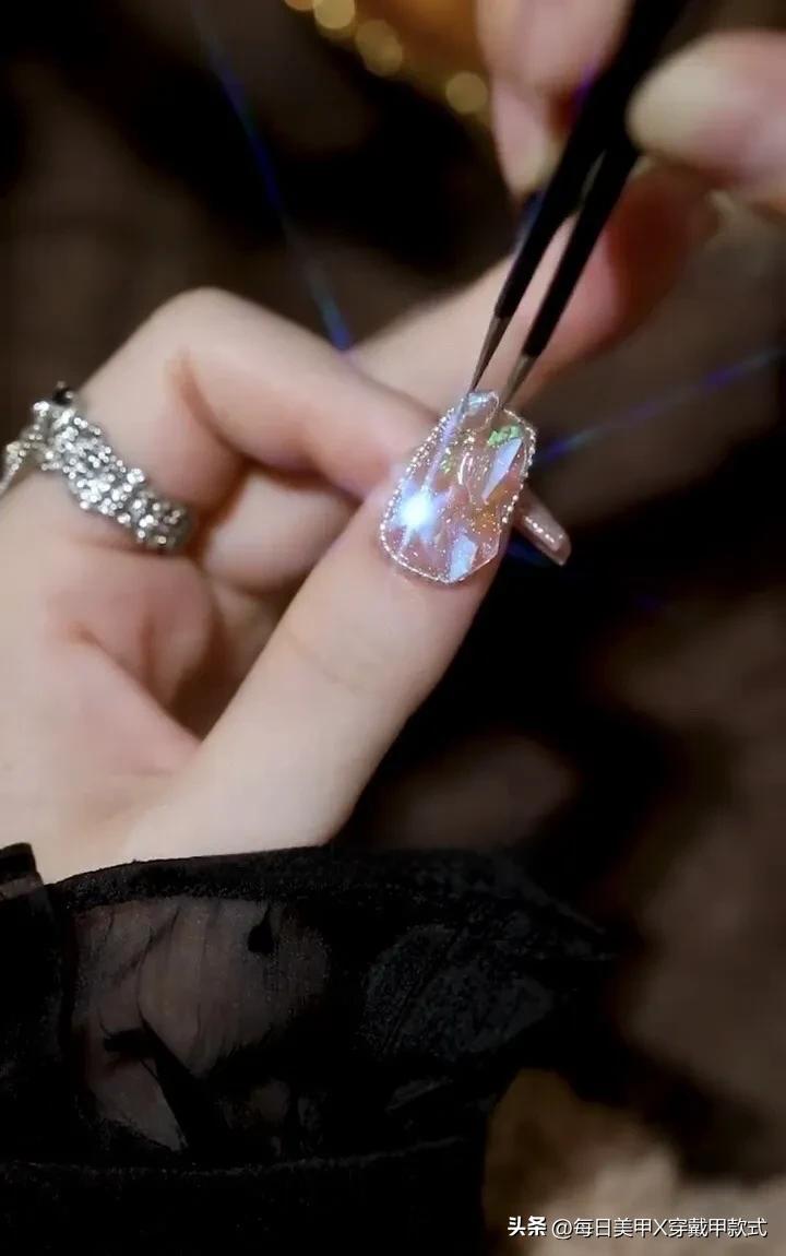 仙气爆闪碎钻美甲怎么做,极光钻美甲做法