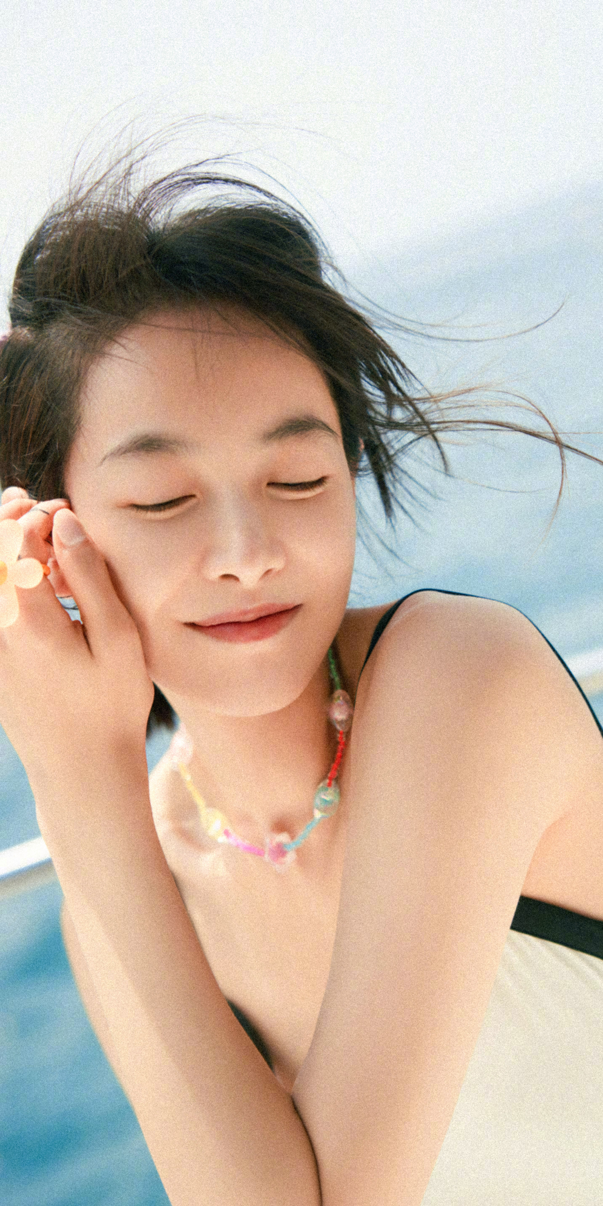 宋茜泰国假期写真壁纸，海风阳光泳衣配裤衩，短发浪漫纯欲风满满