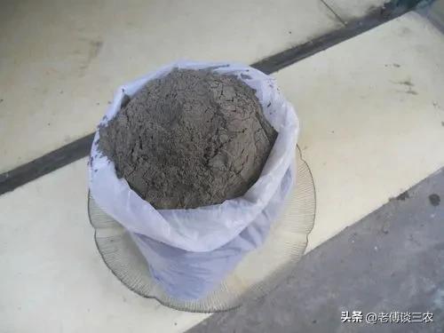 农村老人做饭烧火,农村老头一年做饭卖几百万