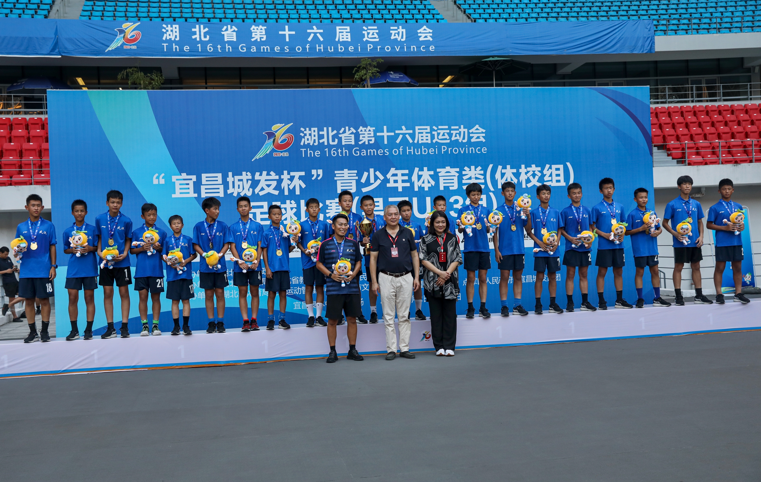 湖北宜昌：大学生罗清芸暑假回乡带领志愿者为省运会赛事服务