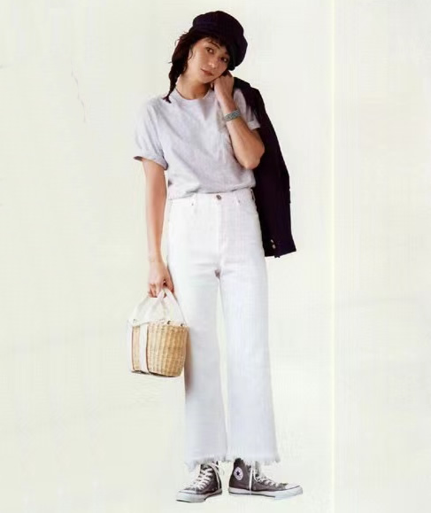 女生穿运动鞋最时尚的穿搭,白体恤怎么搭配裙子运动鞋