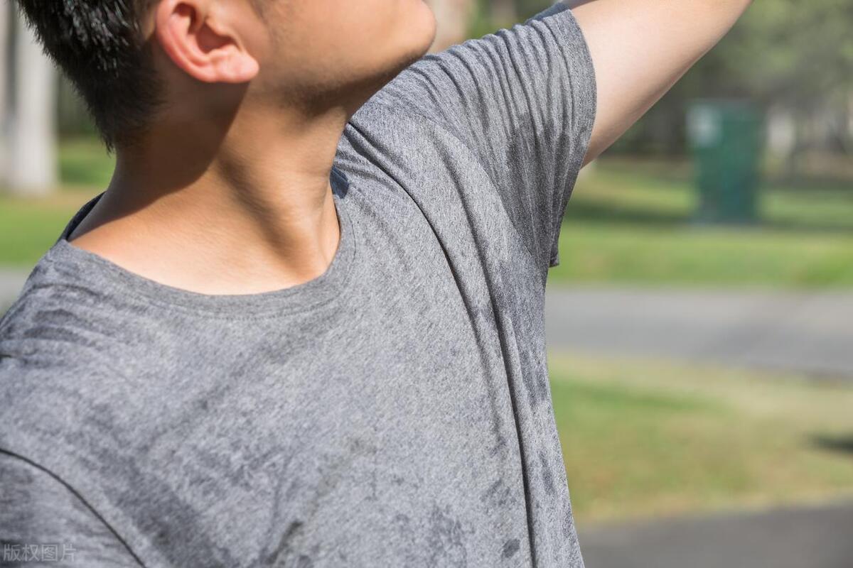 夏季爱出汗什么症状,夏天爱出汗的人说明什么