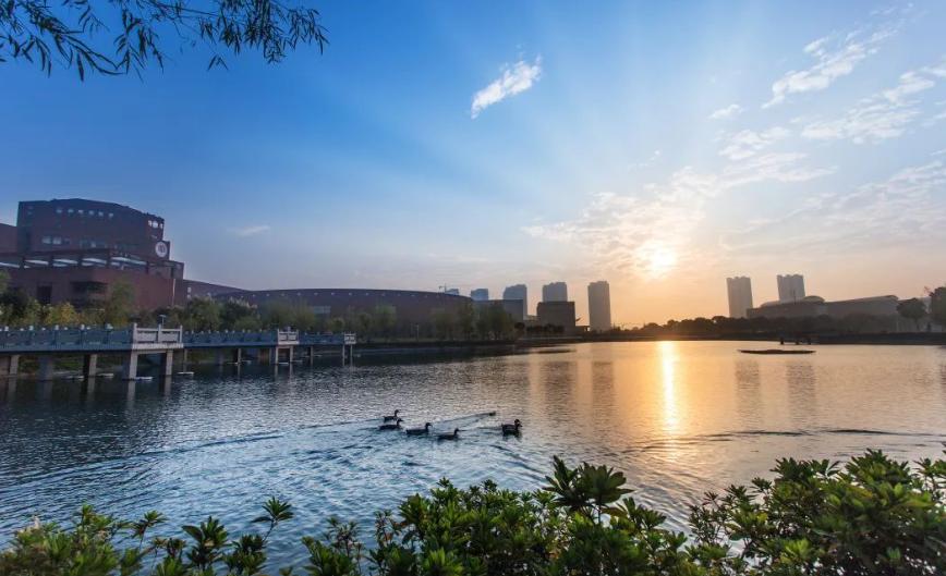 报考分数低好就业的大学推荐,全国适合中等女生报考的学校