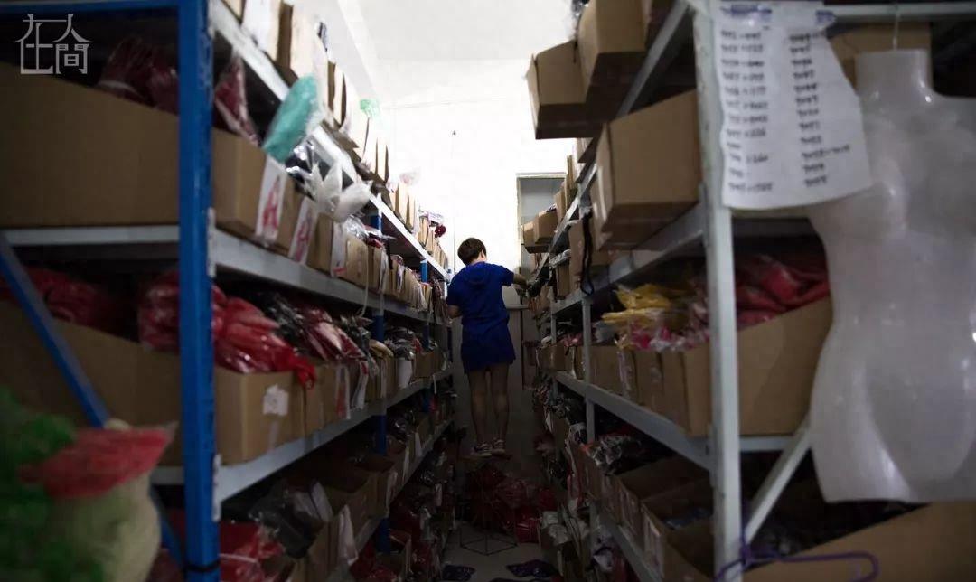 天地间丨情趣内衣小镇的女农民工每天往返于工厂和田间地头