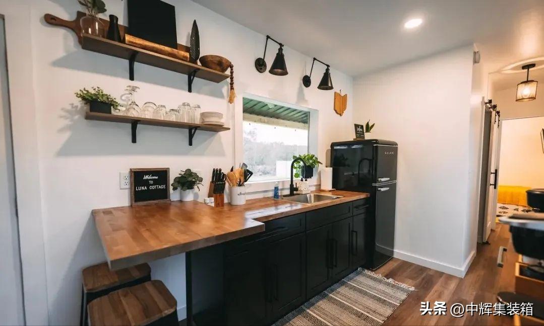 集装箱房屋 | 门前碎石小径营造 Airbnb 风格,小巧但舒适的极简设计