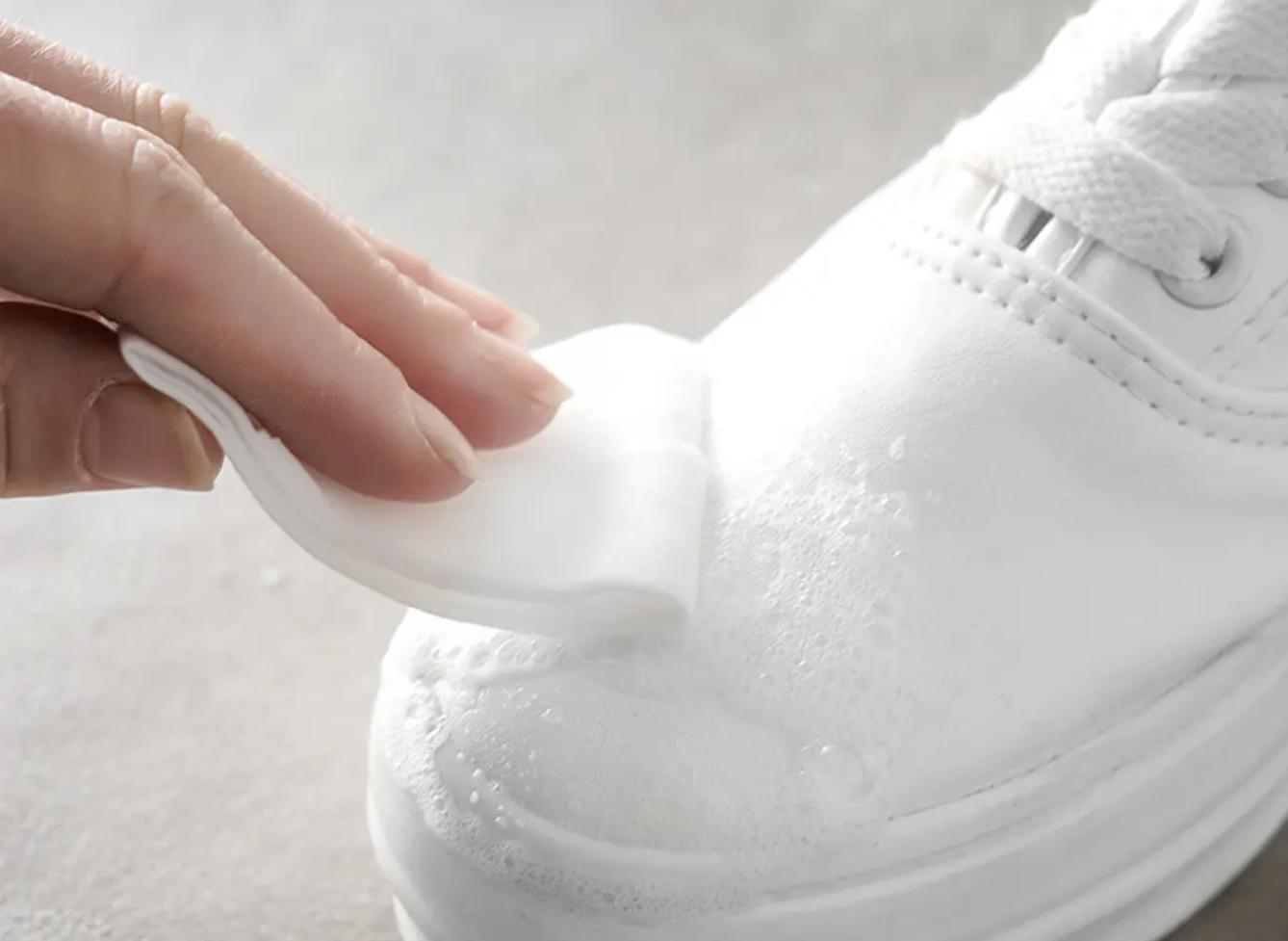 鞋子水洗后发黄,白鞋子怎样刷才能不发黄还很干净