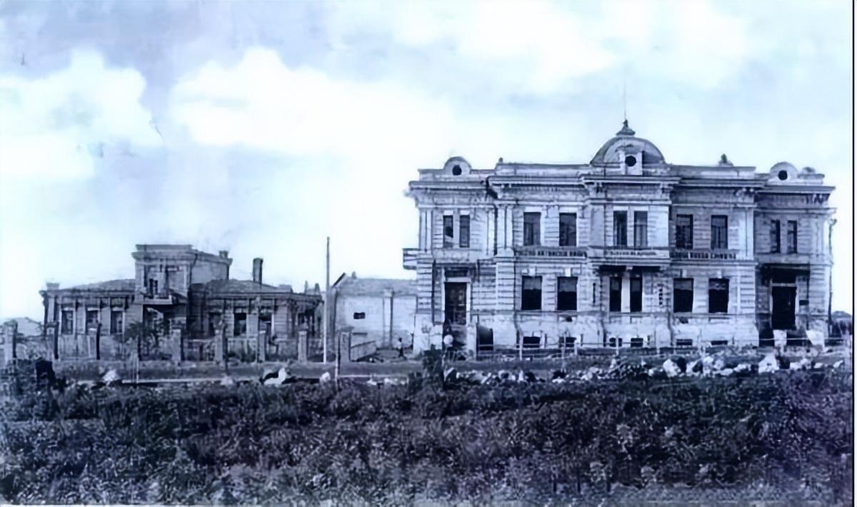 日军侵华老照片：女子自愿脱衣服让洋人拍摄，女孩拍下大尺度照片