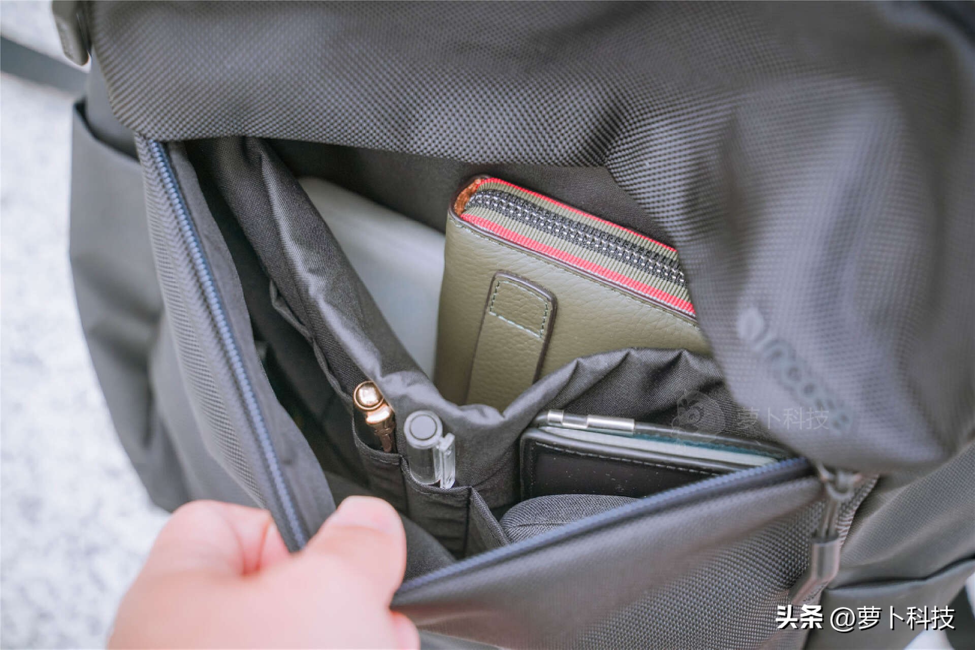 笔记本360°环绕保护,好看又能装,苹果合作品牌INCASE背包评测