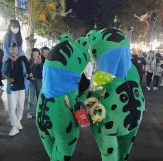 16岁卖青蛙,创业摆摊卖青蛙