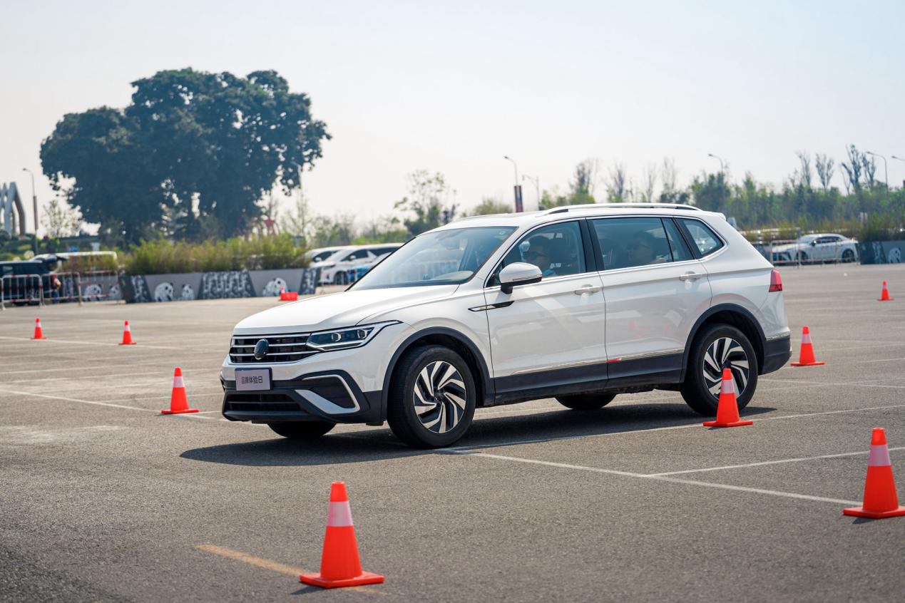 荣威rx5全细节场地测试,荣威rx5battle试驾视频