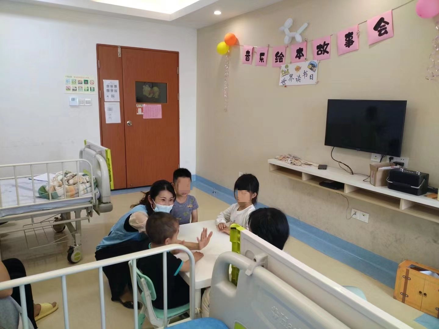 广州抗疫志愿者为医护人员送饭,传递正能量抗疫志愿者