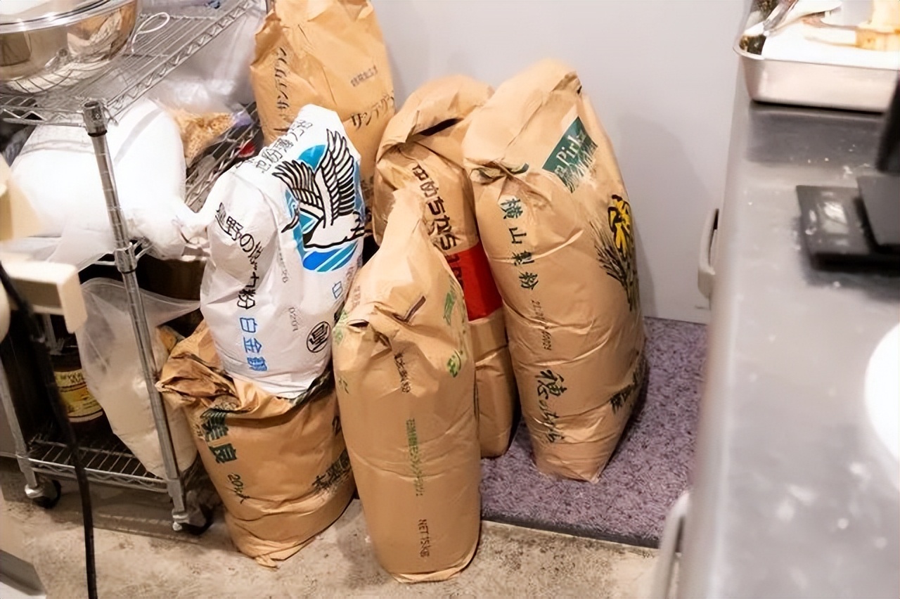 东京这位「面粉刺客」！每日使用15种面粉，混合制作40款面包