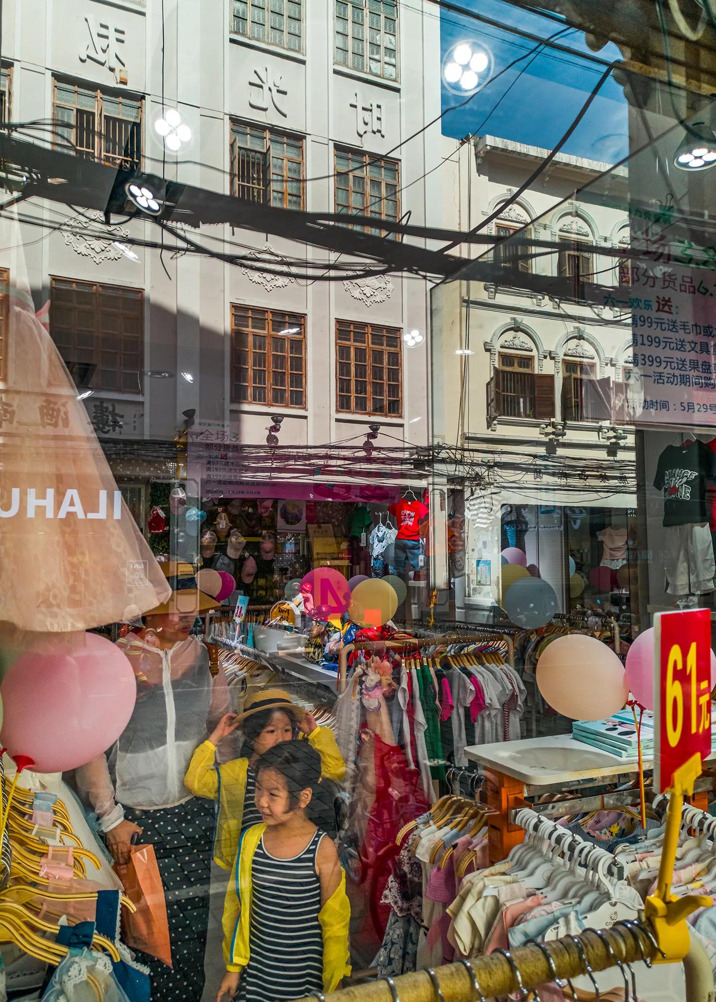 老巷的橱窗,橱窗里的街景