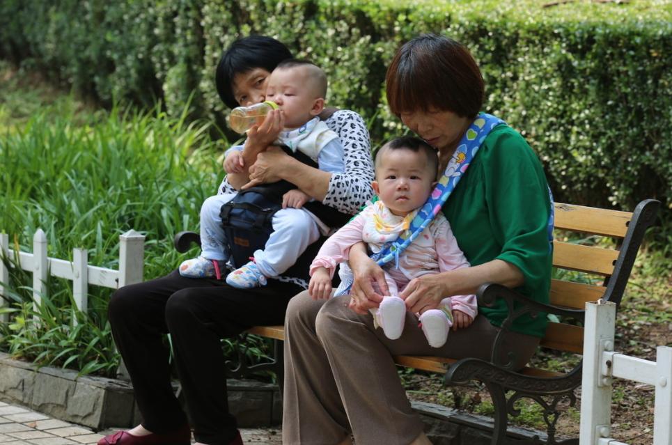 夏天带娃，有4件事不能“盲”听老人意见，明摆着就是在“坑”娃