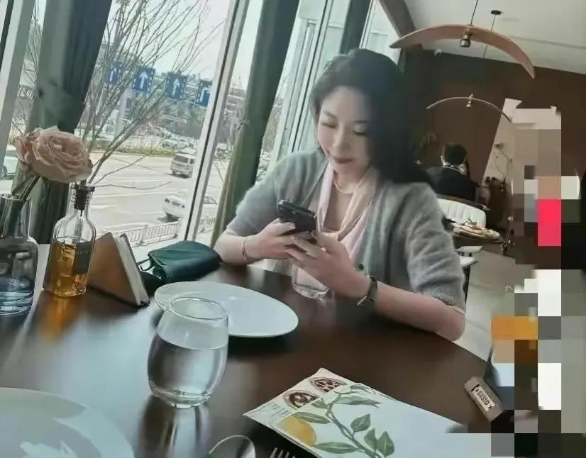 花店老板的感情故事视频,花店老板娘和小男友