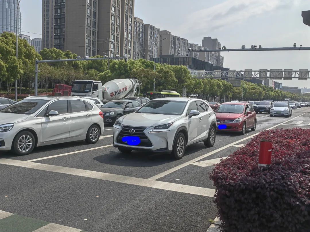 进入左转待转区没有转过去扣分吗,洛阳左转待转区走错怎么处罚