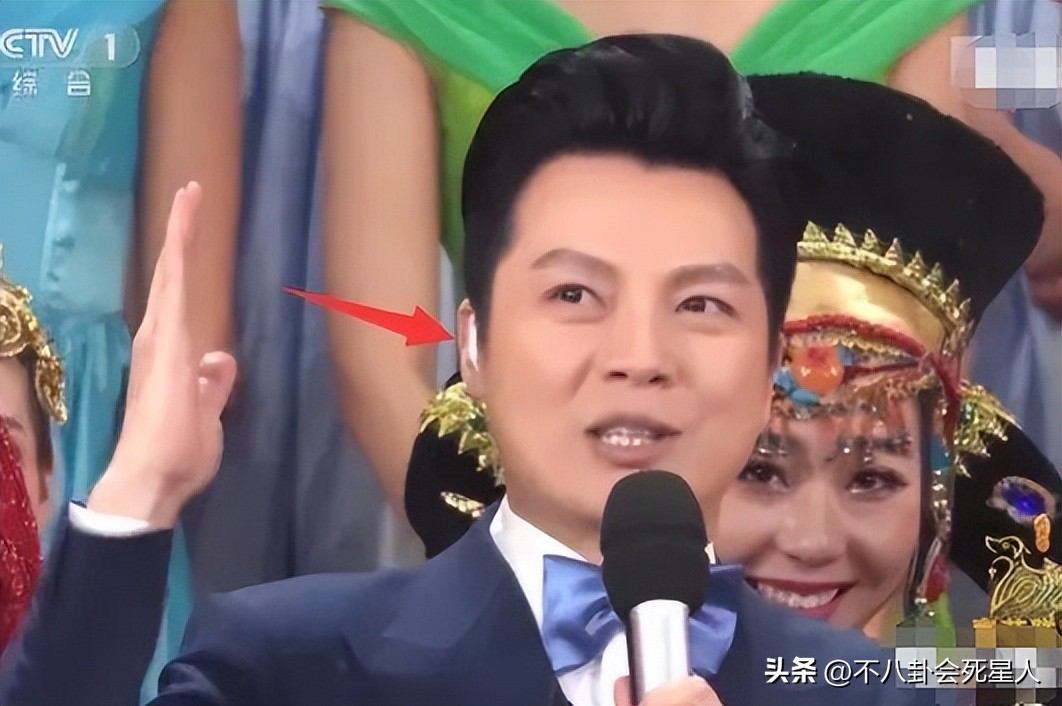 戴假发、穿半截西装、贴胶带瘦脸,原来央视的主持人这么“假”
