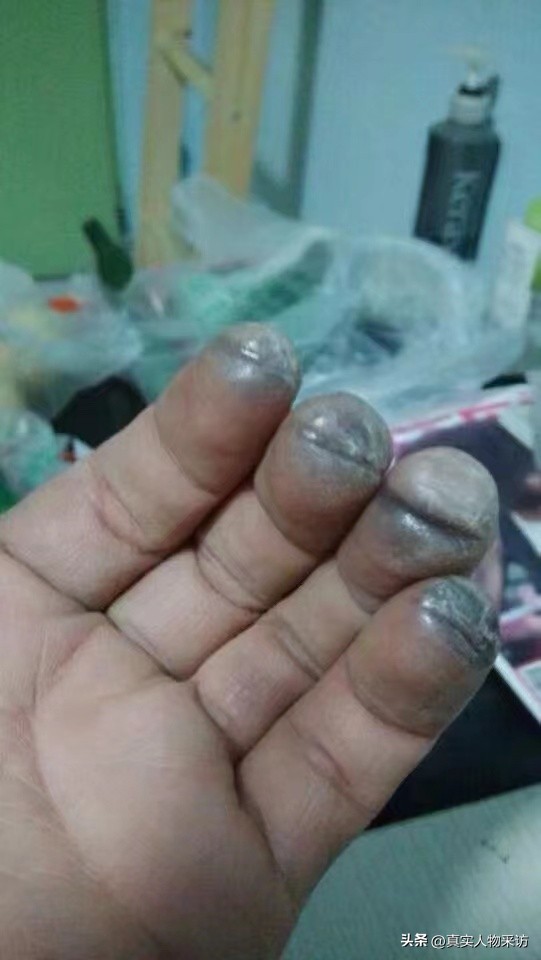 8090后的街头卖唱,13岁少年坚持7年陪父街头卖唱