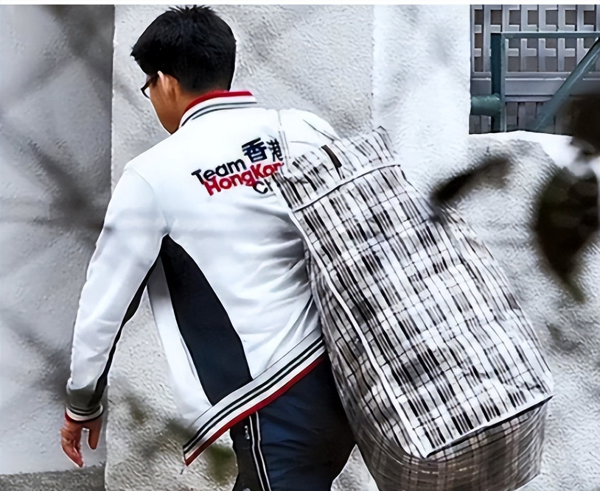 郭晶晶朴素低调回娘家,清醒贵妇郭晶晶