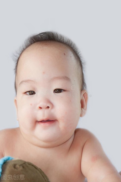 两个多月的宝宝怎么培养智力,怎么和八个月的宝宝互动