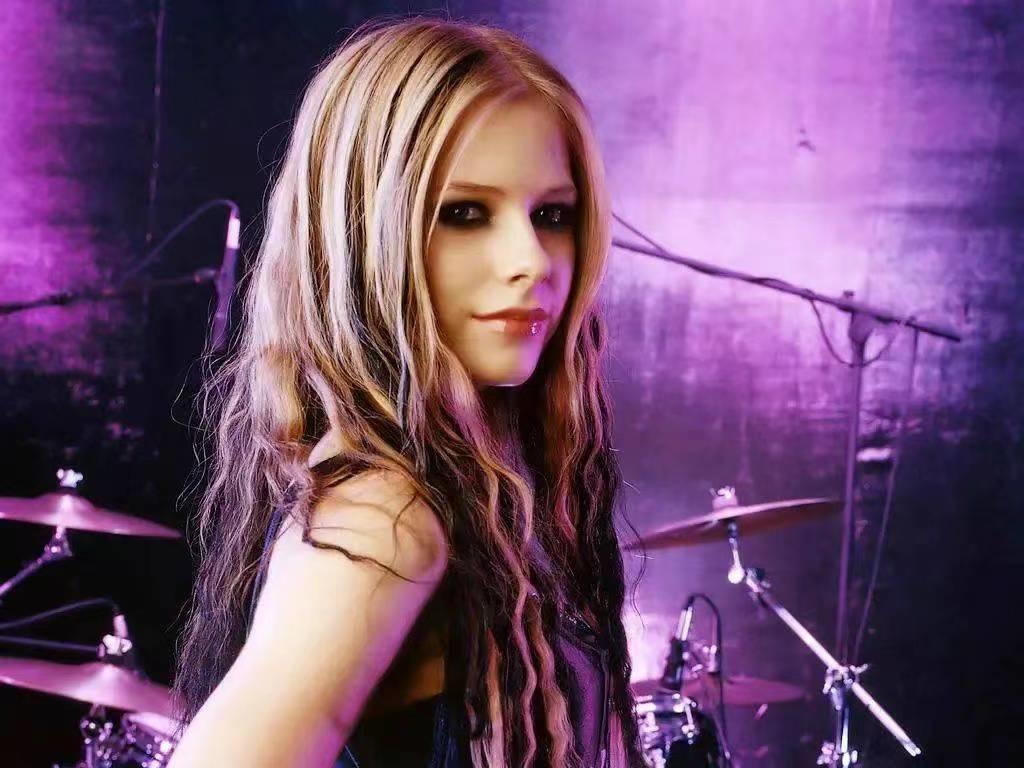 18岁的艾薇儿现状,36岁艾薇儿经历5年人生