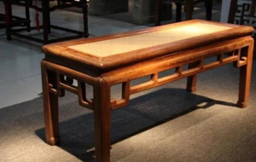 酒店床尾为什么要放长凳子,为什么酒店都会放床尾凳