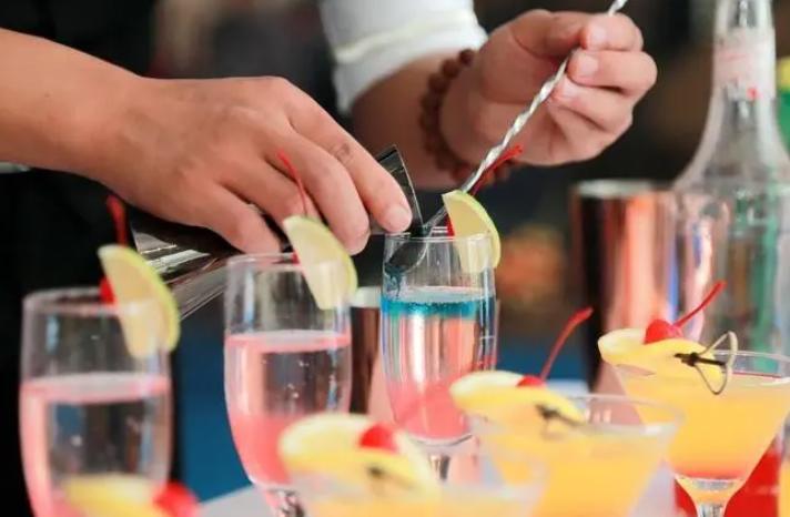 度数低的好调的酒调酒教程,调酒师喝酒技巧