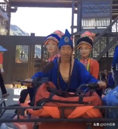 男子街头乞讨赚1000万,男子街头手擦烧红铁链卖药