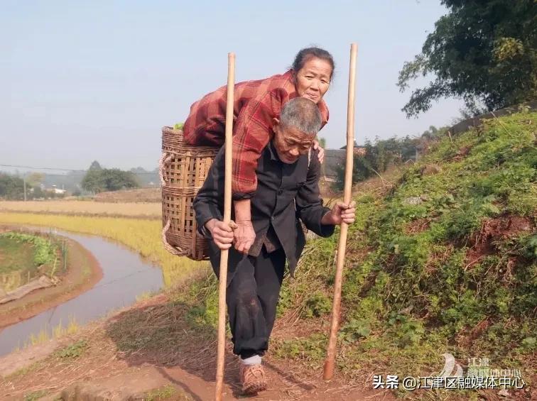 江津“背篓夫妻”女主人公许厚碧逝世，背篓上的真爱曾让无数人感动