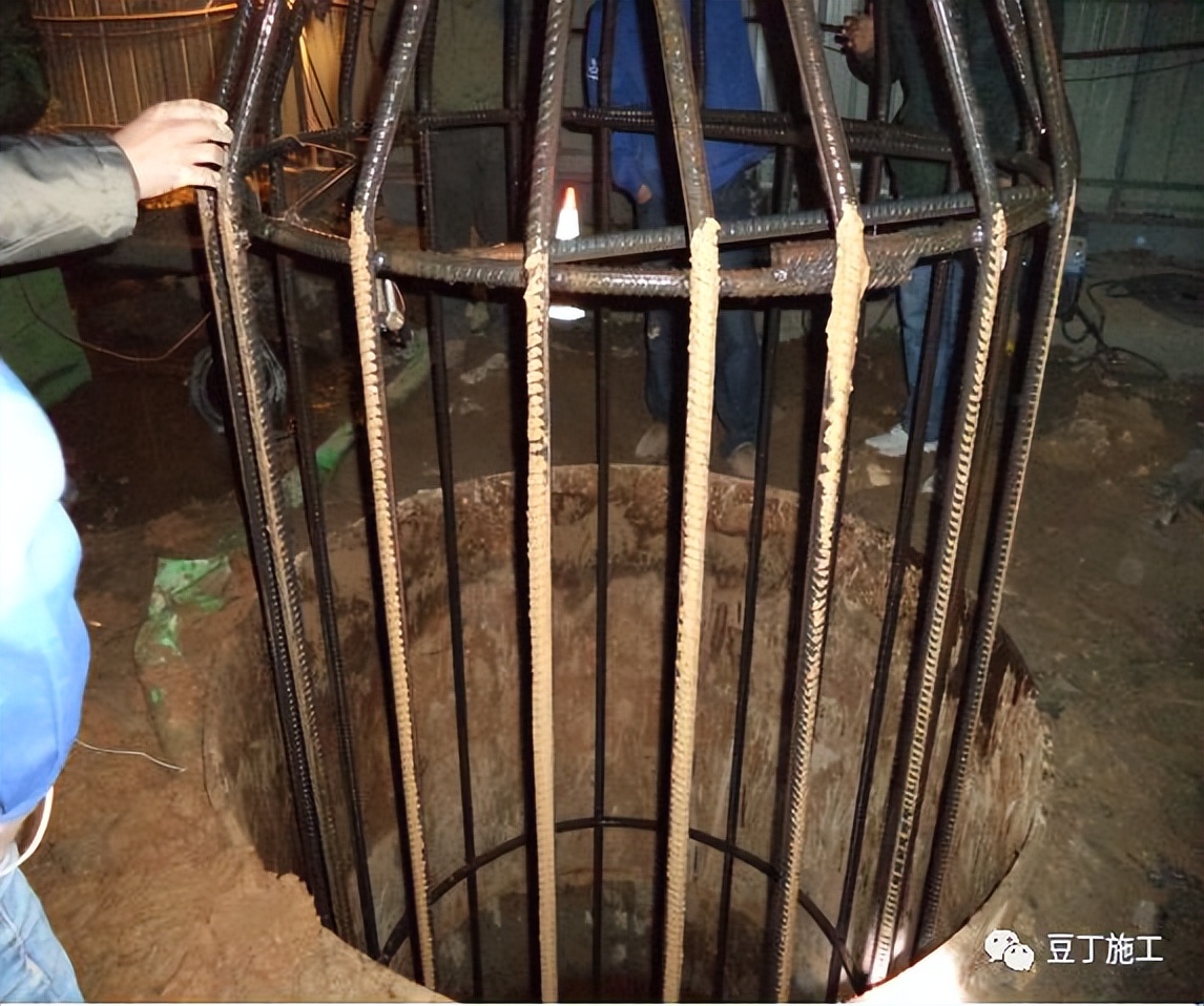 打桩过程中出现塌孔怎么处理,下钢筋笼声测管掉在桩孔里怎么办