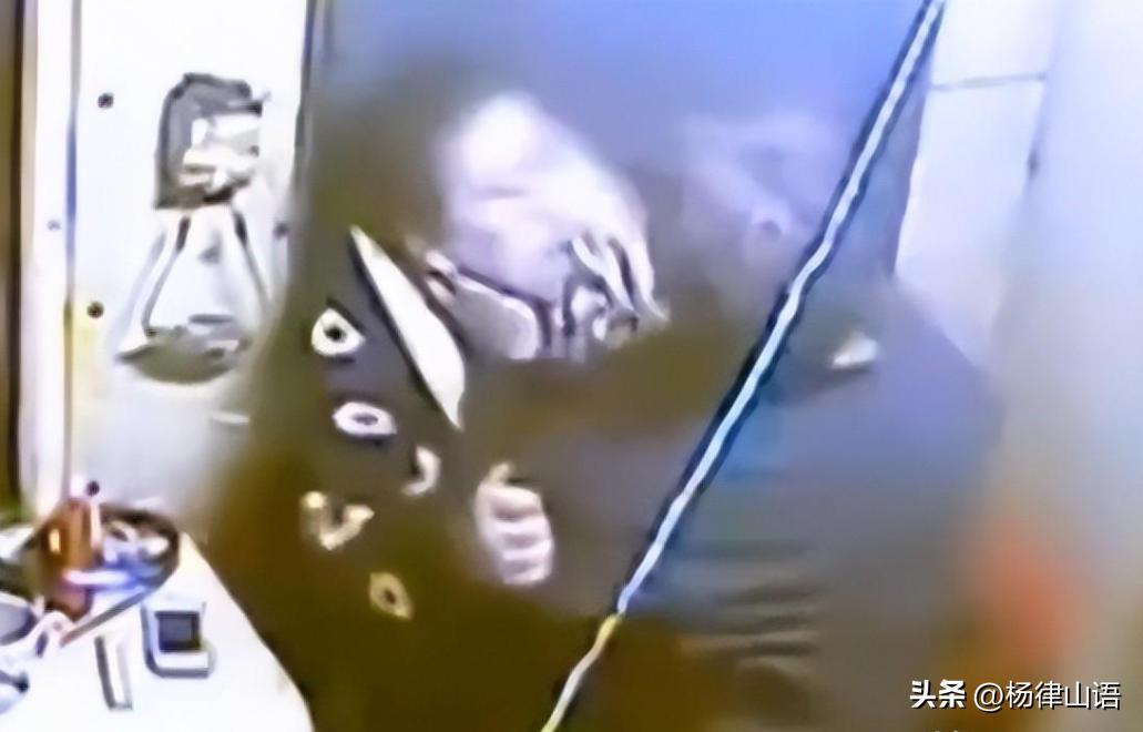 200斤女子强行卖淫，60岁大爷哭诉：她太壮实了，我实在反抗不动