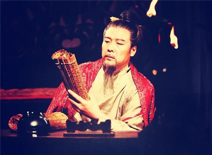 老版三国演义8位演员今昔对比,央视版三国演义演导员现状