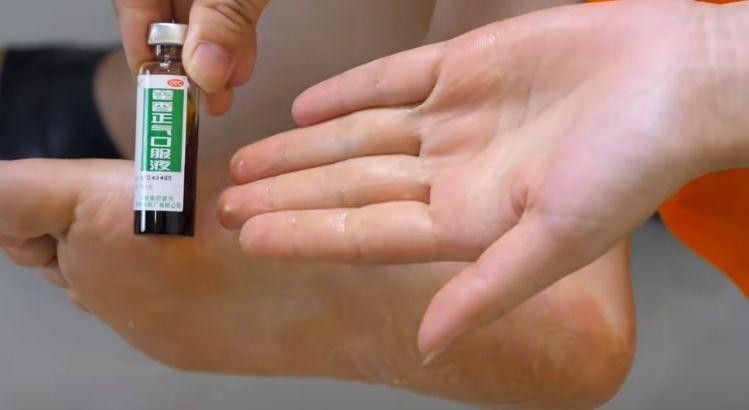 藿香正气水抹在脚底有啥效果,睡前藿香正气水抹脚底板好处