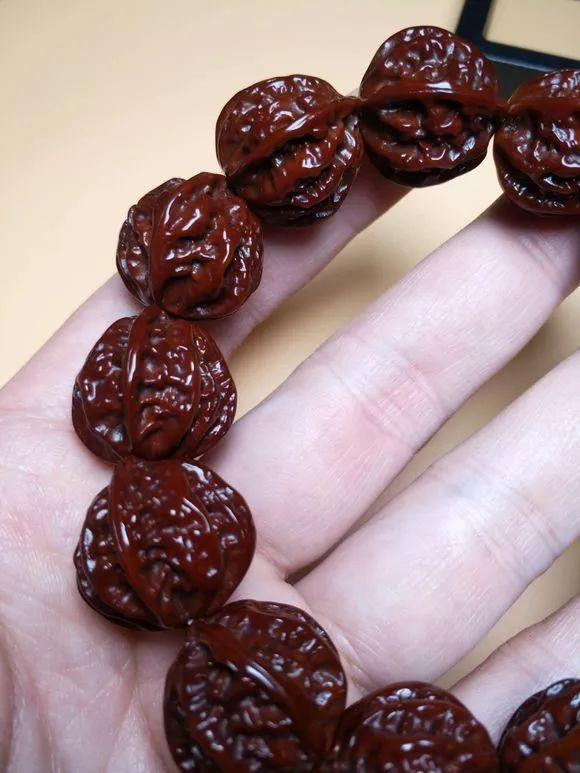 小核桃手串盘了一年,小核桃手串盘起来很油