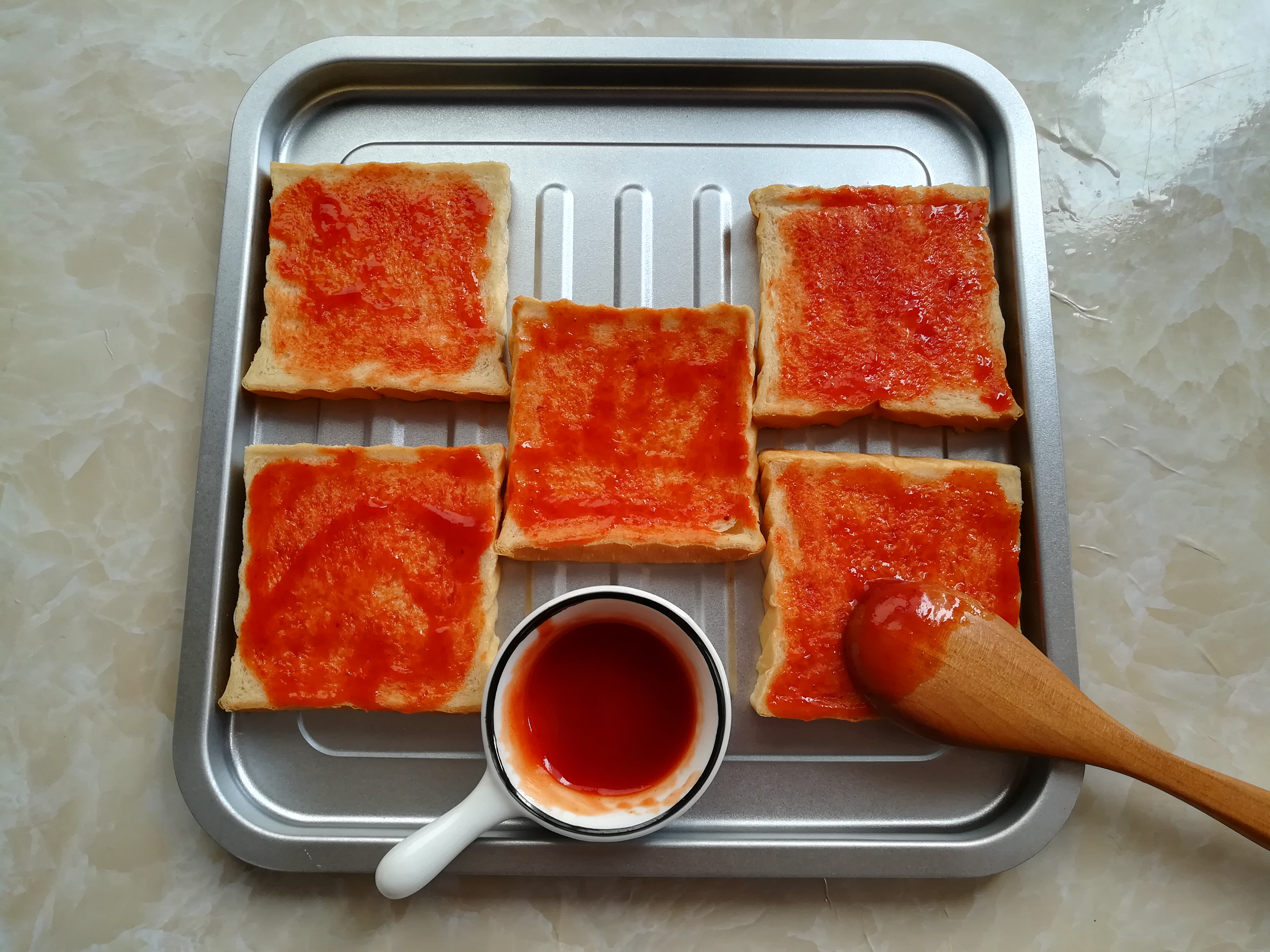 用吐司做迷你小披萨,如何用吐司做披萨简单又好吃