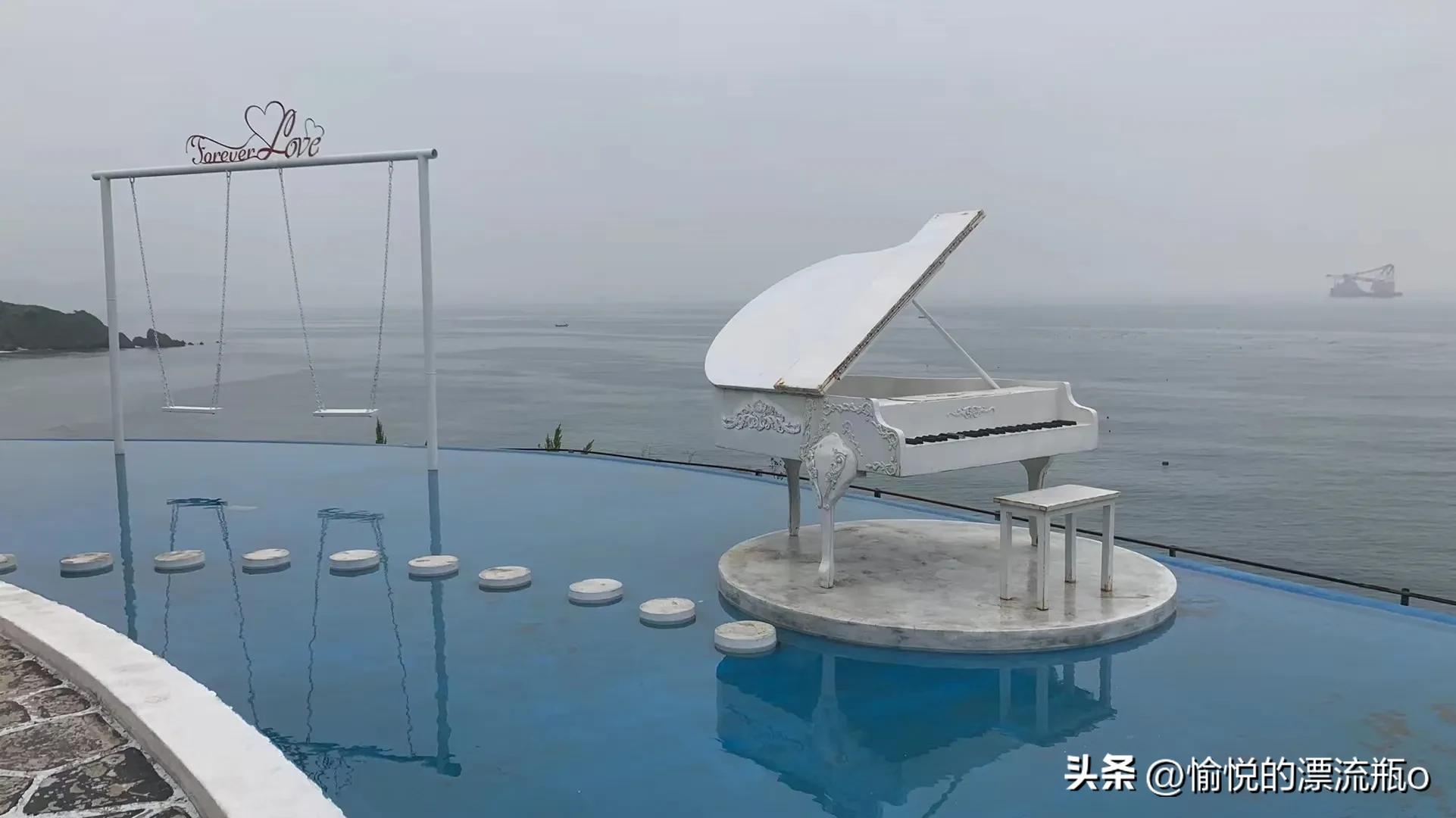 周姐介绍个对象，安排旁边的咖啡馆见面，回来，一进门脸色发白。