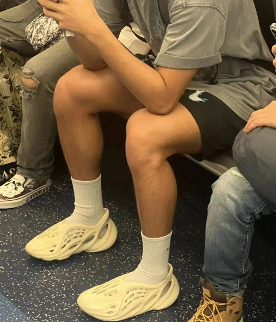 网友在路上拍到高中生,网友拍下地铁上一幕