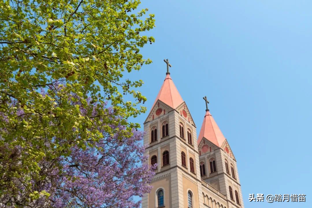 被誉为“东方瑞士”的青岛，有太多的海边浪漫