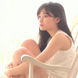 女子和同事打闹，用力过猛竟直接把*裤底**扯两半，羞得蹲地不敢起身