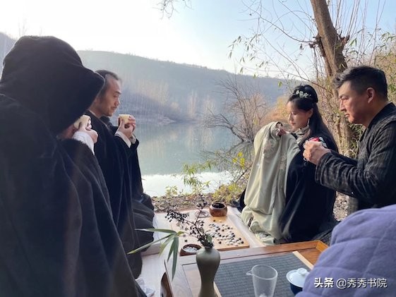 薛山长：这里有我们选编的《古诗五百首》一套，蒙顶甘露一罐