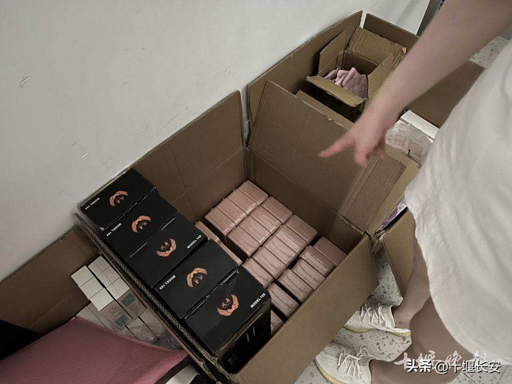 在湖南开服装店的女子彭某，被十堰警方抓了