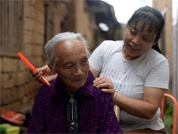 56岁大姐嫁给了高富帅,38岁大姐嫁25岁小伙
