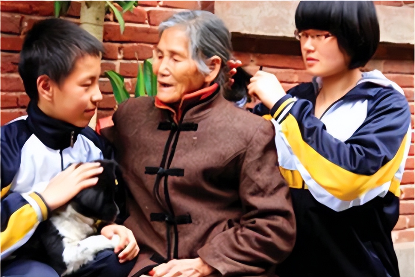 24岁小伙与85岁老人拍婚纱照,小伙子与八旬老太婚纱照