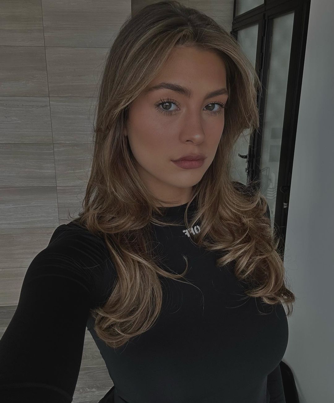 爱狗，爱足球，爱哈弗茨：撞脸乔治娜的内向模特与德国新星的故事