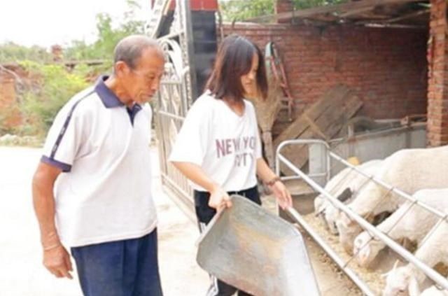 女孩因高烧毁容，后获郭明义帮助整形成功，高颜值引网红公司争抢