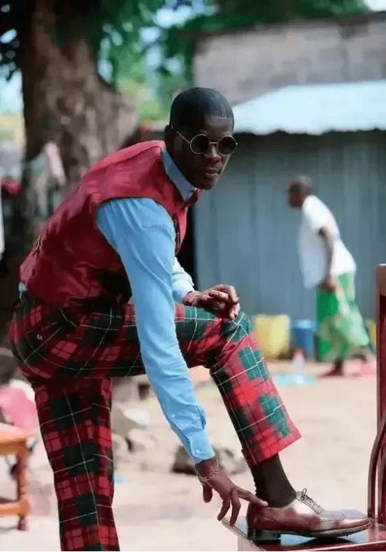 非洲萨普两年收入只为了买双皮鞋。虚荣心到底有多强。