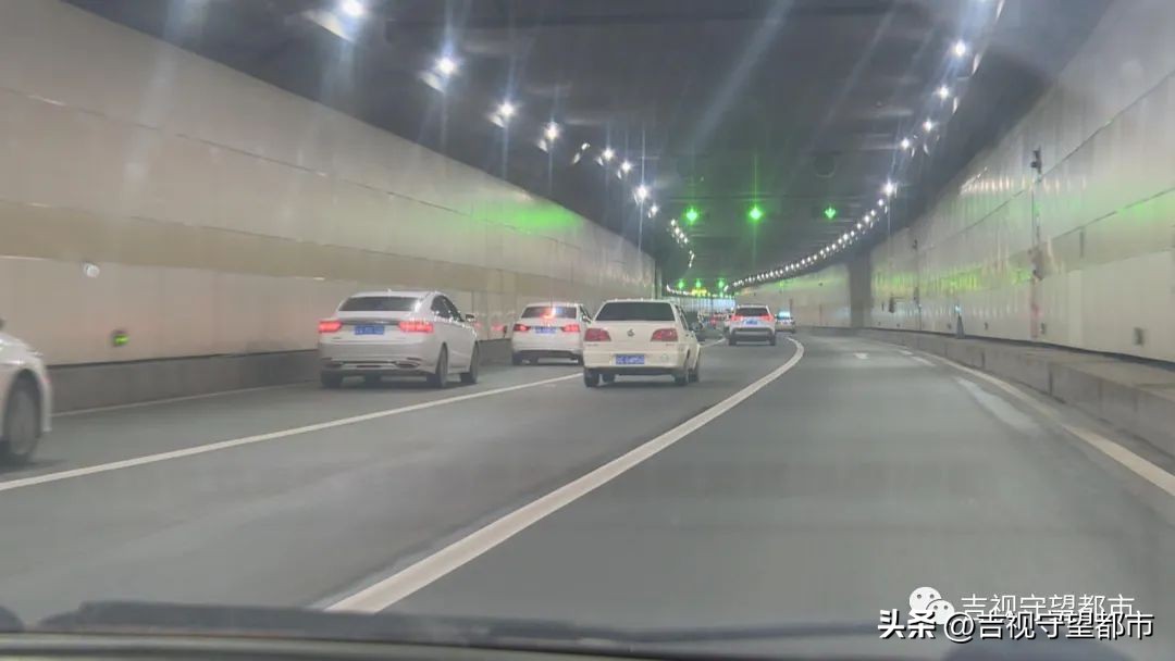 隧道内一边虚线一边实线怎么变道,隧道内实线两侧有虚线变道