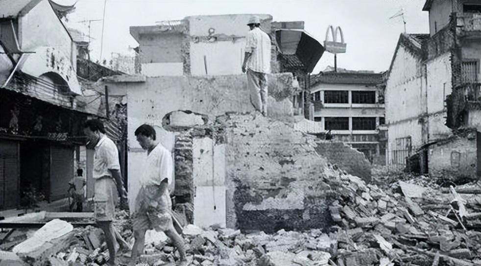 日军当着国军的面杀俘虏,日军侵华兽行