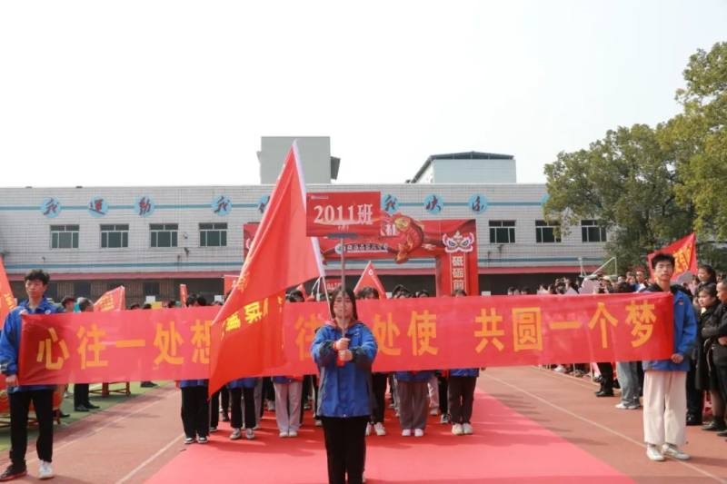 高考百日誓师女孩被网暴,被骂惨的高三誓师女孩